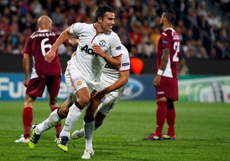 Sepasang Gol Van Persie Menangkan MU