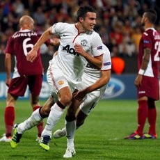 Sepasang Gol Van Persie Menangkan MU