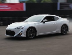 Subaru BRZ Lawan Toyota 86