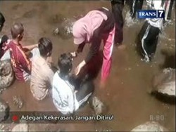 Rekaman Siswa Diplonco Minum Lumpur