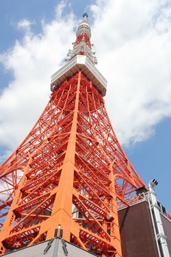 Uji Nyali di Menara Baja Tertinggi di Dunia