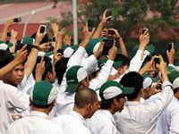 Buruh Berdemo, Buruh Memotret