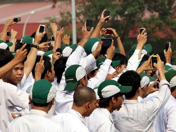 Buruh Berdemo, Buruh Memotret