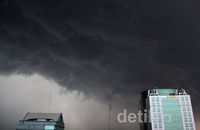 Awan Hitam Pekat Payungi Jakarta