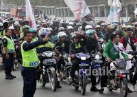 Buruh Konvoi Tolak Sistem Kerja Outsourcing