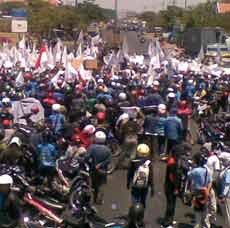 Ribuan Buruh Blokade Jalur Pantura, Pasuruan Lumpuh 10 Km