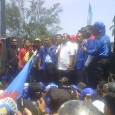 Heryawan Temui Buruh, Mahasiswa Tuding Kampanye Terselubung