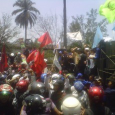 Tolak Outsourcing, Ribuan Buruh Joget di Gedung Sate