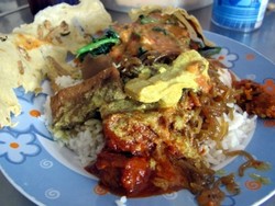 Uenaaak Mantep Nasi Campur Pecel Tambak Bayan