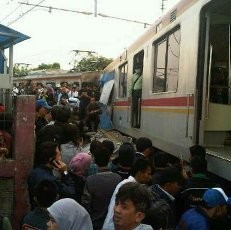 KRL Anjlok Bikin Jalan Cilebut Macet