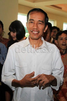 Apel Perpisahan, PNS Solo Hadiahi Jokowi Sebilah Keris & Wayang