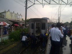 11 Jam Sudah, Gerbong KRL Anjlok Belum Berhasil Dievakuasi