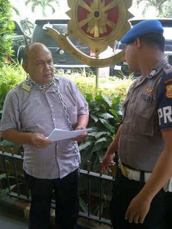 Desak Usut Korupsi, Eks Kacab Telkom Rantai Dirinya di Pagar Bareskrim