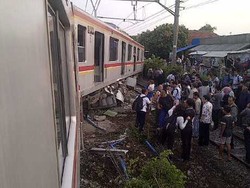 Evakuasi KRL Anjlok, Kereta dengan Dongkrak Hidrolik Dikerahkan