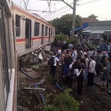 KRL Commuter Line Tabrak Peron Stasiun Cilebut