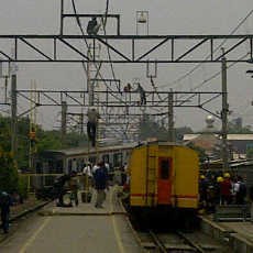 Crane Dikirim dari Cirebon untuk Evakuasi KRL Anjlok