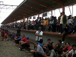 KRL Anjlok, Penumpang di Stasiun Depok Terlantar