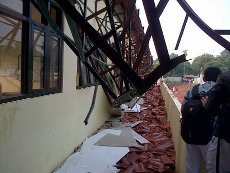 Atap SMAN 7 Depok Ambruk, Seorang Siswa Terluka