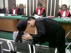 Dituntut 7,5 Tahun Bui karena Korupsi, Istri Walikota Salatiga Menangis 