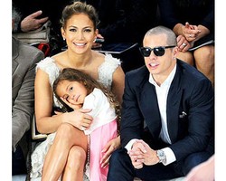 Gaya Selebriti Saat Menghadiri Paris Fashion Week