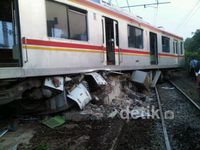 Tabrak Peron, KRL Commuter Line Rusak Parah