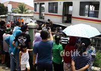KRL Anjlok Jadi Tontonan Warga