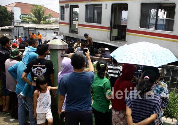 KRL Anjlok Jadi Tontonan Warga