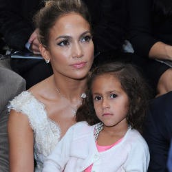 Wow..Anak J-Lo Pakai Tas Seharga Rp 20 Juta