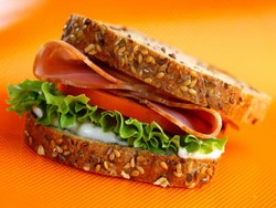 Cekcok Dengan Istri, Pria Ini Bekap Istrinya Dengan Sandwich