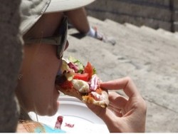 Ngemil di Monumen Sejarah, Turis Roma Kena Denda