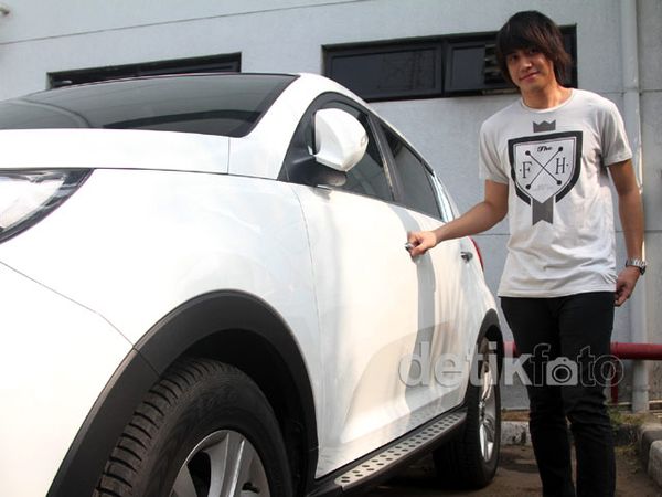 Kevin Aprilio dan Mobil Putih Kesayangannya