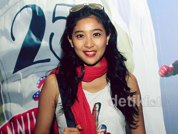 Bibir Merah Olivia Zalianty