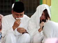 Orangtua Pergi Haji, Ayu Ting Ting Nangis