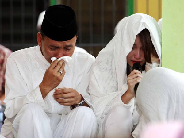 Orangtua Pergi Haji, Ayu Ting Ting Nangis