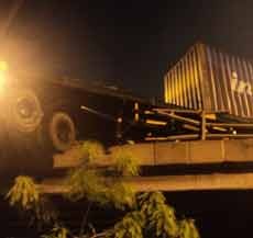 Truk Trailer Nyaris Terjun ke Bozem Moro Krembangan