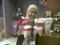 Mahasiswi Cantik Ini Sukses Bisnis Jualan Boneka Peraga Gigi
