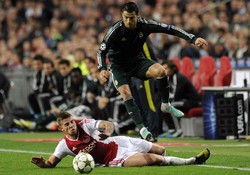Cristiano Ronaldo melompat untuk melewati Toby Alderweireld. Reuters/Robin van Lonkhuijsen/United Photos.