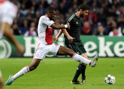 Xabi Alonso mendapat pengawalan ketat dari Ryan Babel. Reuters/Robin van Lonkhuijsen/United Photos.