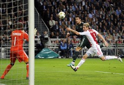 Cristiano Ronaldo menyundul bola ke arah gawang Ajax Amsterdam. Dalam pertandingan ini, Ronaldo tiga kali membobol gawang Ajax Amsterdam. Reuters/Robin van Lonkhuijsen/United Photos.