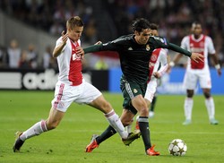 Niklas Moisander berebut bola dengan Kaka. Dalam pertandingan ini, Moisander memperkecil kedudukan di menit ke-56. Reuters/Robin van Lonkhuijsen/United Photos.