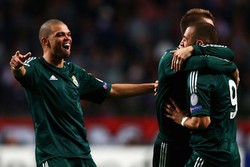 Karim Benzema merayakan gol yang dibuatnya di menit ke-48. Getty Images/Dean Mouhtaropoulos.