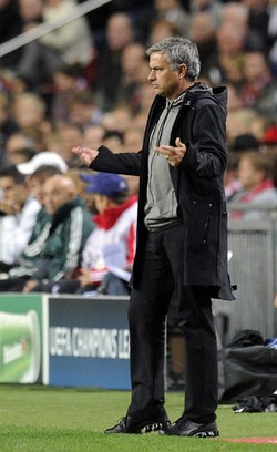Jose Mourinho mengamati jalannya pertandingan dari pinggir lapangan. Reuters/Robin van Lonkhuijsen/United Photos.
