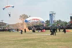 Ada 7 Penerjun HUT TNI Mendarat Tak Tepat Sasaran