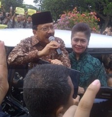 Dijemput Istri, Foke Tinggalkan Balaikota Naik Mobil Tua