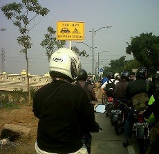 Pengguna Sepeda Keluhkan Motor yang Menyerobot Jalur Sepeda di BKT 