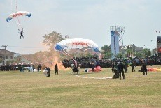 Aksi Terjun Payung Memukau Ratusan Pengunjung HUT TNI ke-67 di Ambarawa