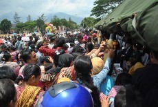 Warga Berebut Buah & Sayur di Acara HUT TNI ke-67 di Ambarawa