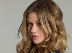 Kelly Clarkson Akan Rilis Album Kumpulan Lagu Terbaik