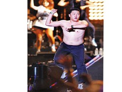 Psy Sukses Bertelanjang Dada di Konser Gratisnya di Seoul