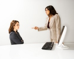 Tanda-tanda Atasan yang Suka Mengintimidasi Karyawan